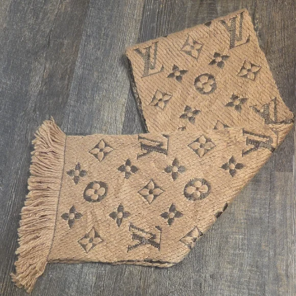 Louis Vuitton Beige and Silver Scarf - Picture 8 of 15